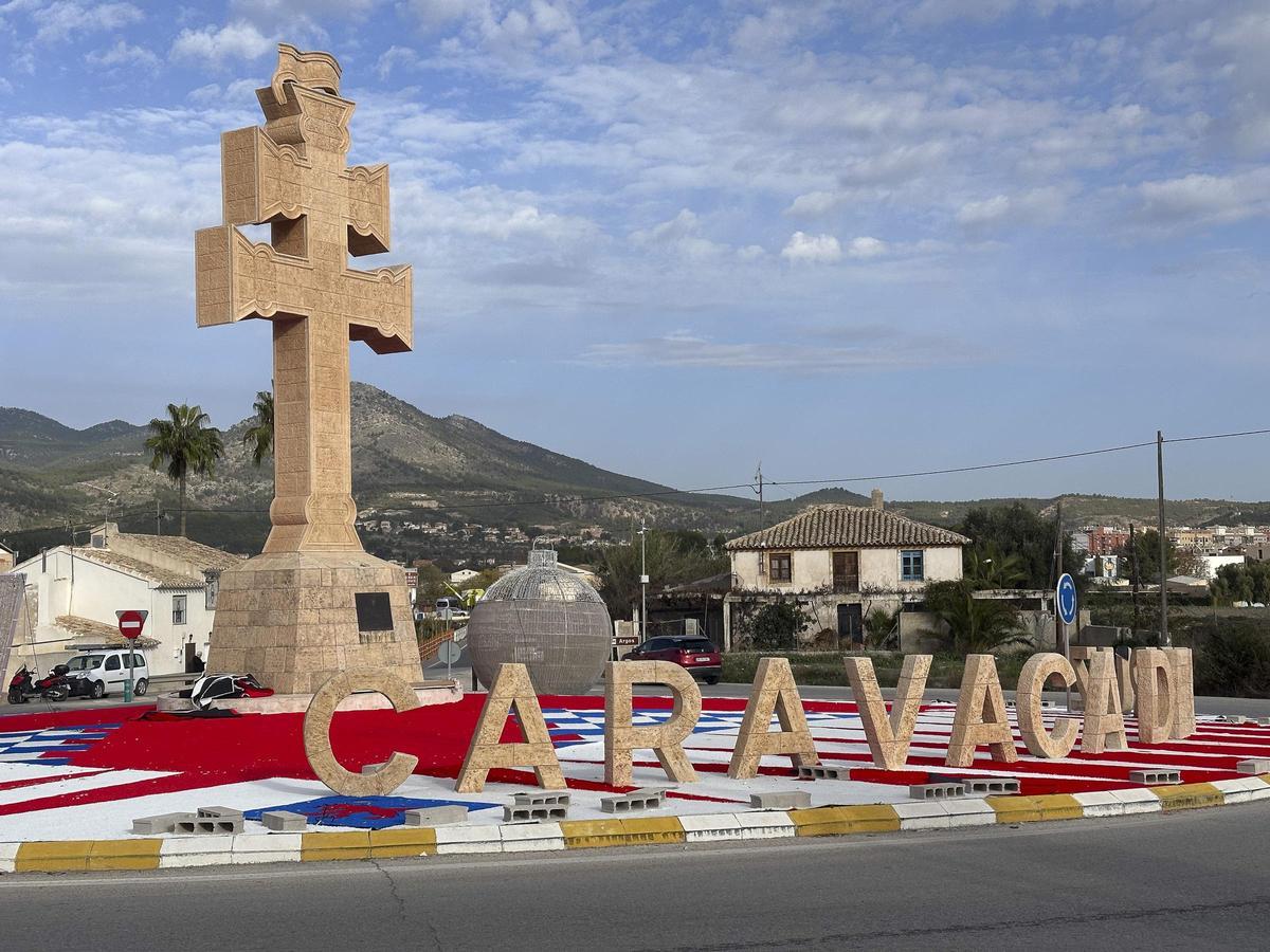 El Ayuntamiento de Caravaca renueva la imagen de la rotonda situada en el acceso principal al municipio por la Autovía del Noroeste