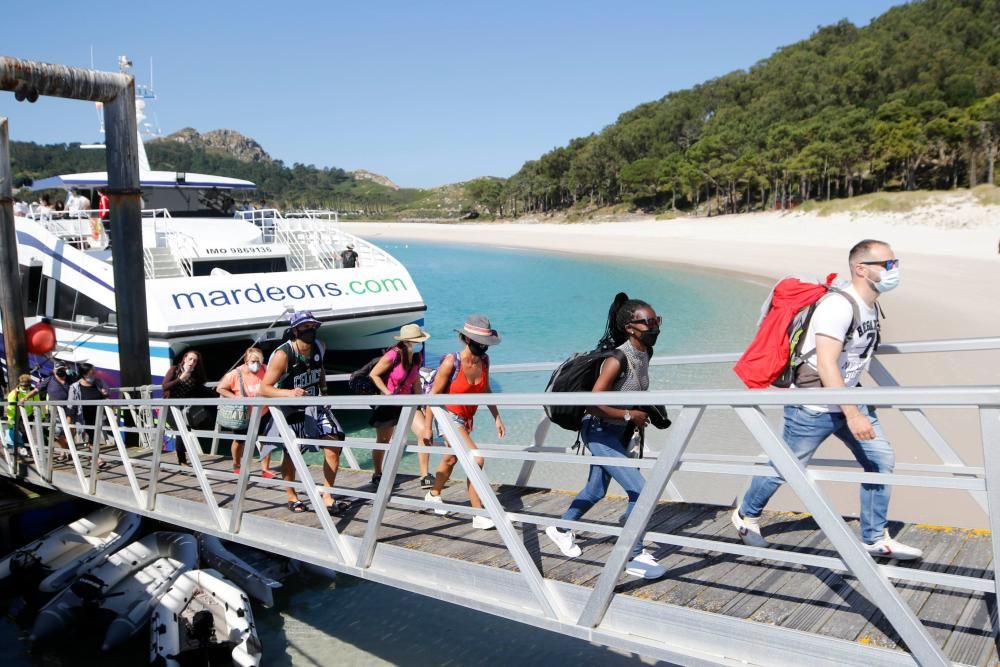 Cíes recibe a los primeros visitantes desde Vigo y Cangas. // Alba Villar | Santos Álvarez