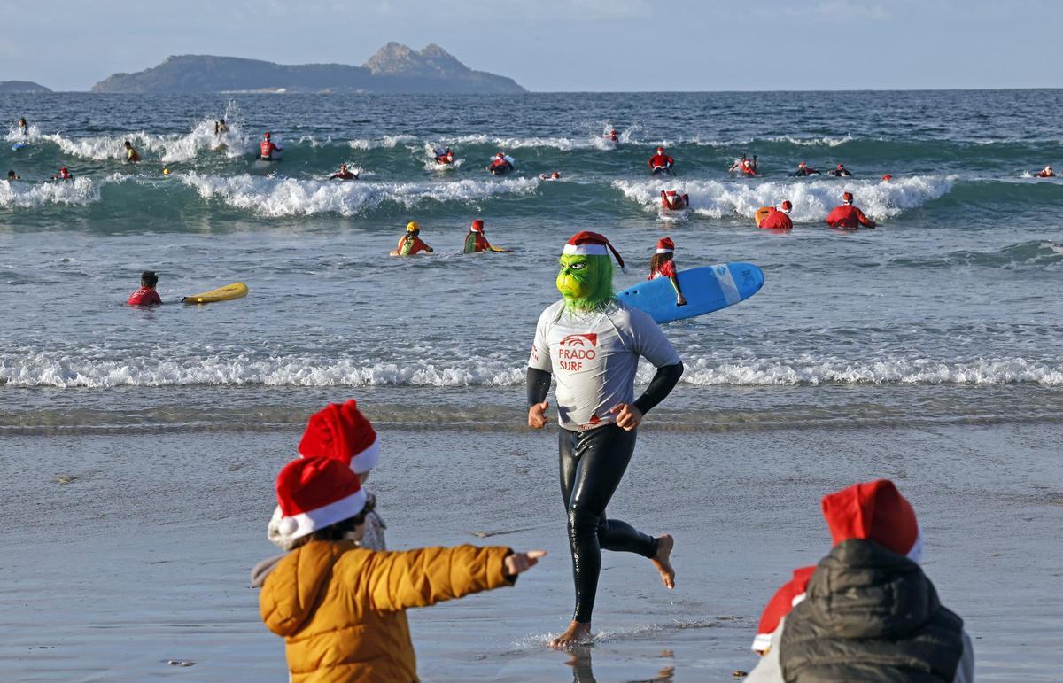 Papá Noeles surfistas solidarios al agua en Patos
