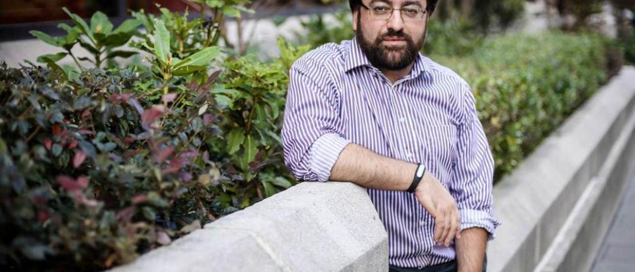 Juan Álvarez, en la calle Pérez de la Sala, ante el Auditorio.