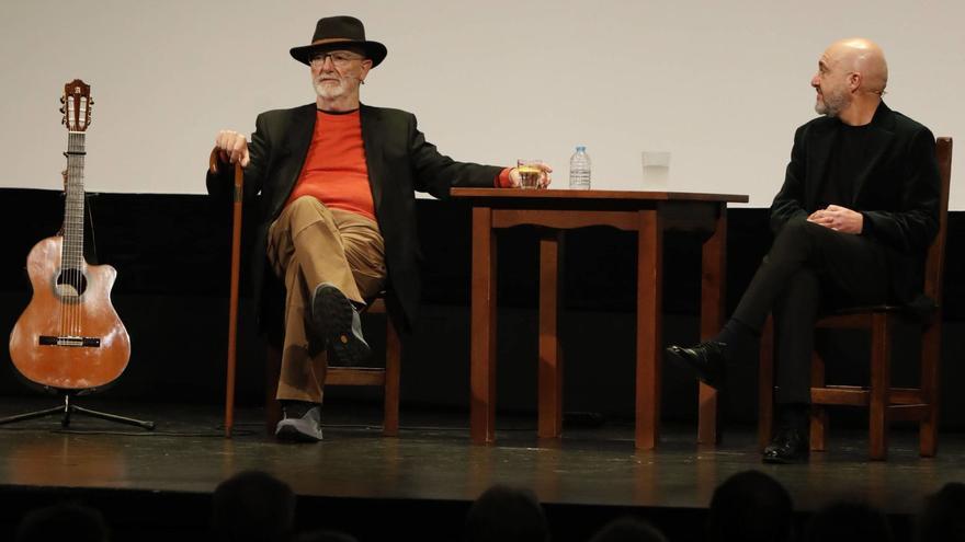 Jerónimo Granda (izquierda) con Maxi Rodríguez, ayer, al inicio de su espectáculo en el teatro Filarmónica. | FERNANDO RODRÍGUEZ