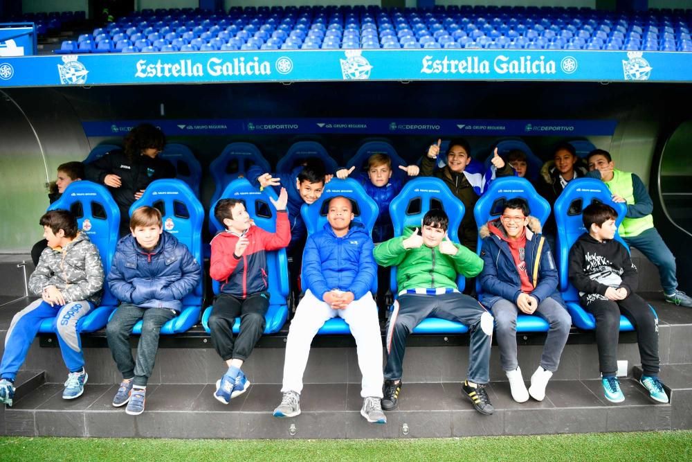 El CEIP Alborada de A Coruña y el Gonzalo Torrente Ballester de Cambre visitan Riazor y charlan con los jugadores del Deportivo Eneko Bóveda y Silvia Mérida.