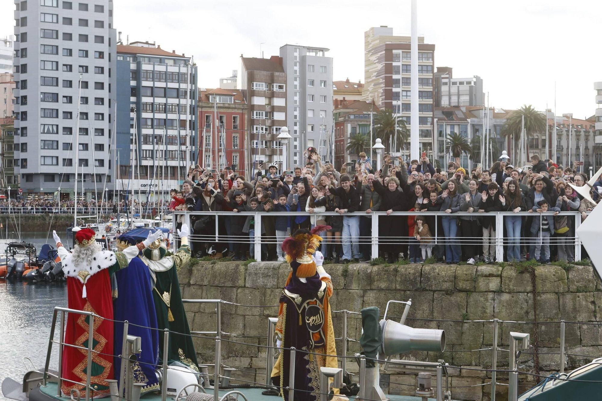 En imágenes: Los Reyes Magos desembarcan en Gijón