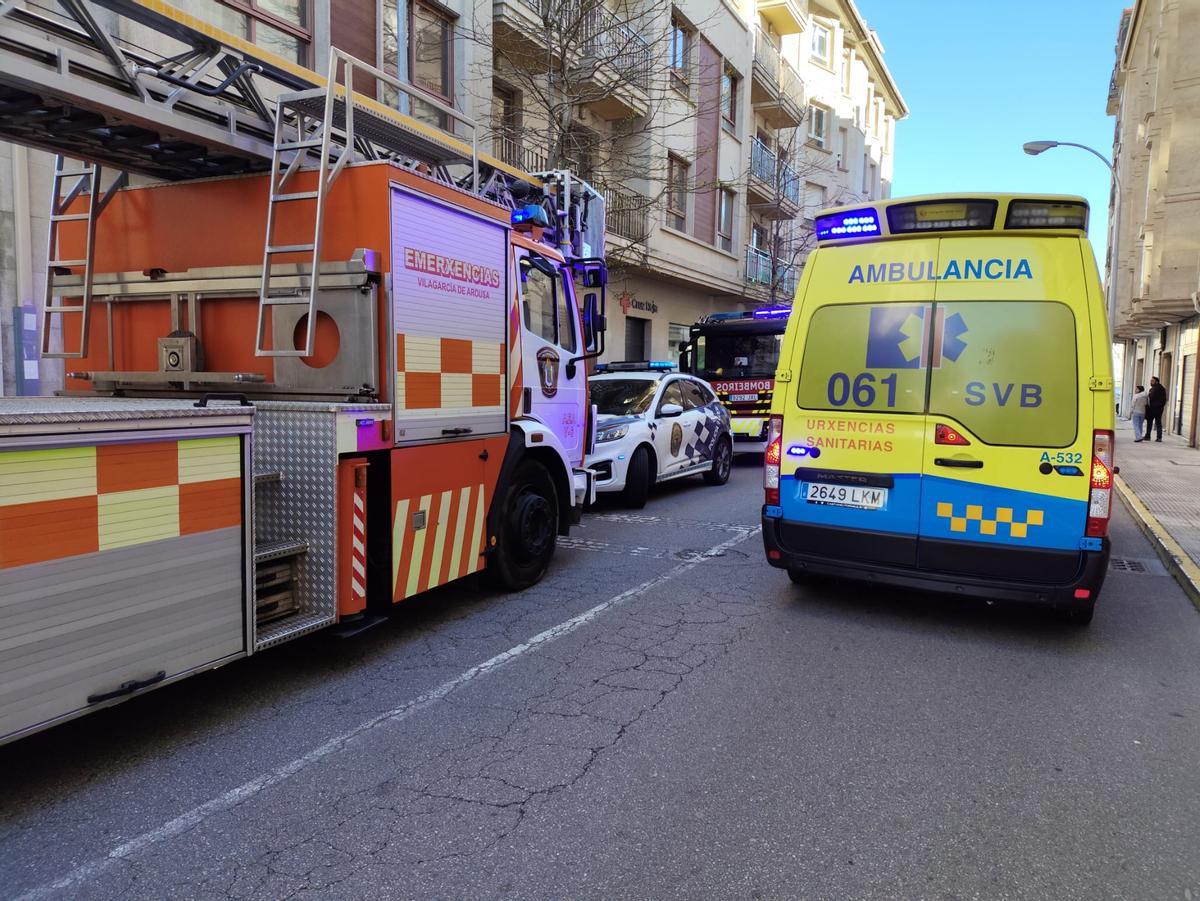 El operativo en la calle Ramón Piñeiro López, de Vilagarcía, esta mañana.