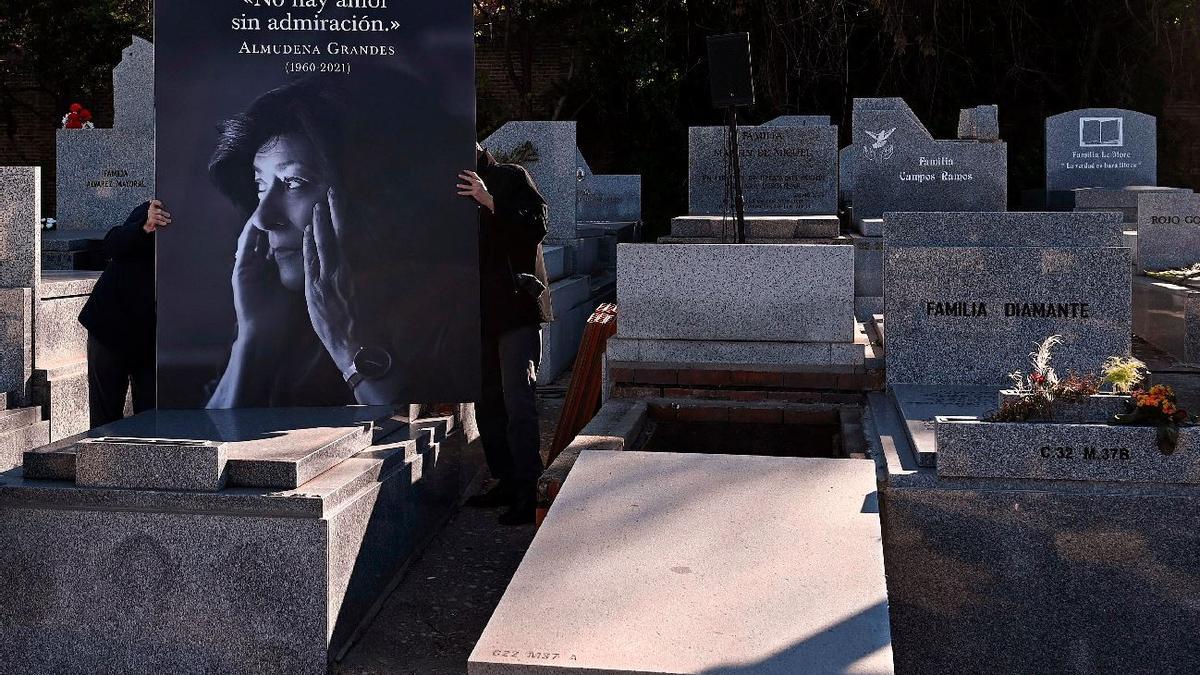 La tumba de Almudena Grandes en el cementerio civil de la Almudena.