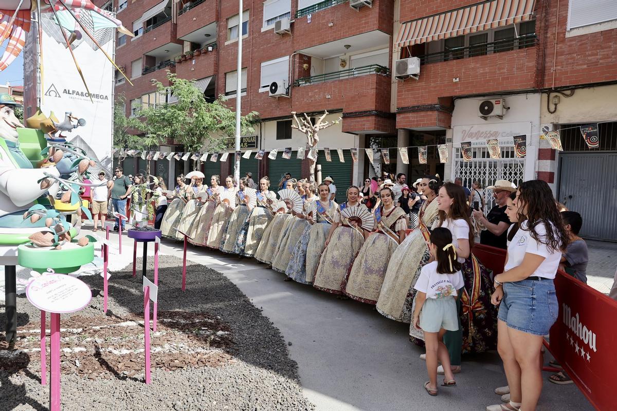 Paseo por las Hogueras de Alicante: visita de la comitiva fallera a Florida Portazgo y Diputación Renfe