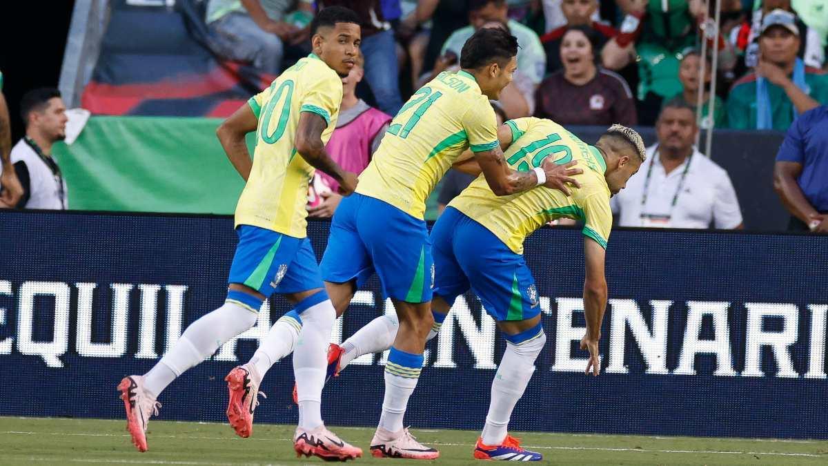 Brasil celebra uno de sus goles contra México