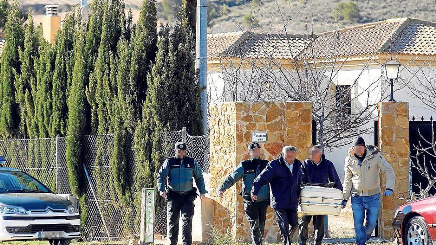 Matan a un joven a hachazos y a su amigo lo arrolla el tren