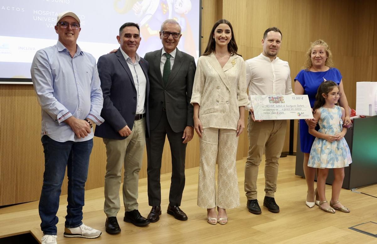 El Hospital Clínico recibe el ninot de "Hope" El Hospital Clínico recibe el ninot de "Hope"