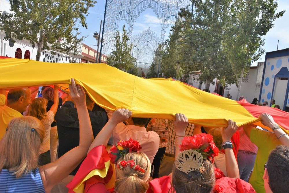 Numerosos vecinos participan en la iniciativa municipal, en la plaza Antonio José Galán, con motivo del Día de la Hispanidad