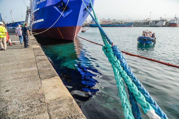 VERTIDO DE FUEL EN EL PUERTO