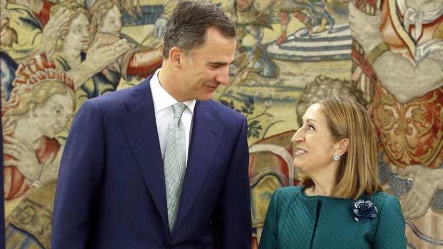 Felipe VI y Ana Pastor, ayer, en la Zarzuela. // Efe