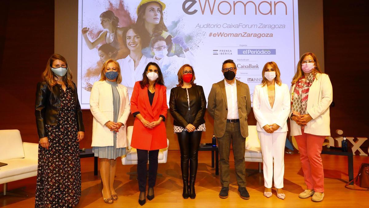 Las ponentes de eWoman, esther Borao, María Jesús Lorente, Elena Cortés y Luz Gabás, junto al director del diario, Nicolás Espada, la consejera de Presidencia del Gobierno de Aragón, Mayte Pérez, y la directora territorial de Ebro CaixaBank, Isabel Moreno.