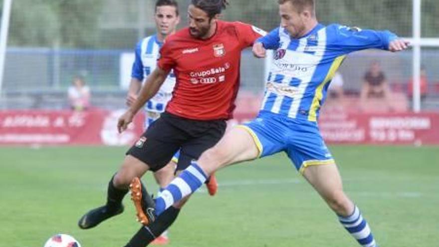 El nuciero Mariano Sanz lucha por un balón durante el partido de ayer en La Nucía.