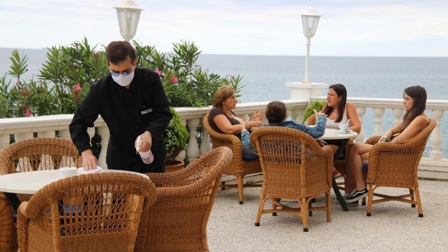 Quatre dones assegudes a la terrassa de l’hotel Costa Brava, a Platja d’Aro, en una imatge d’arxiu.  | ACN