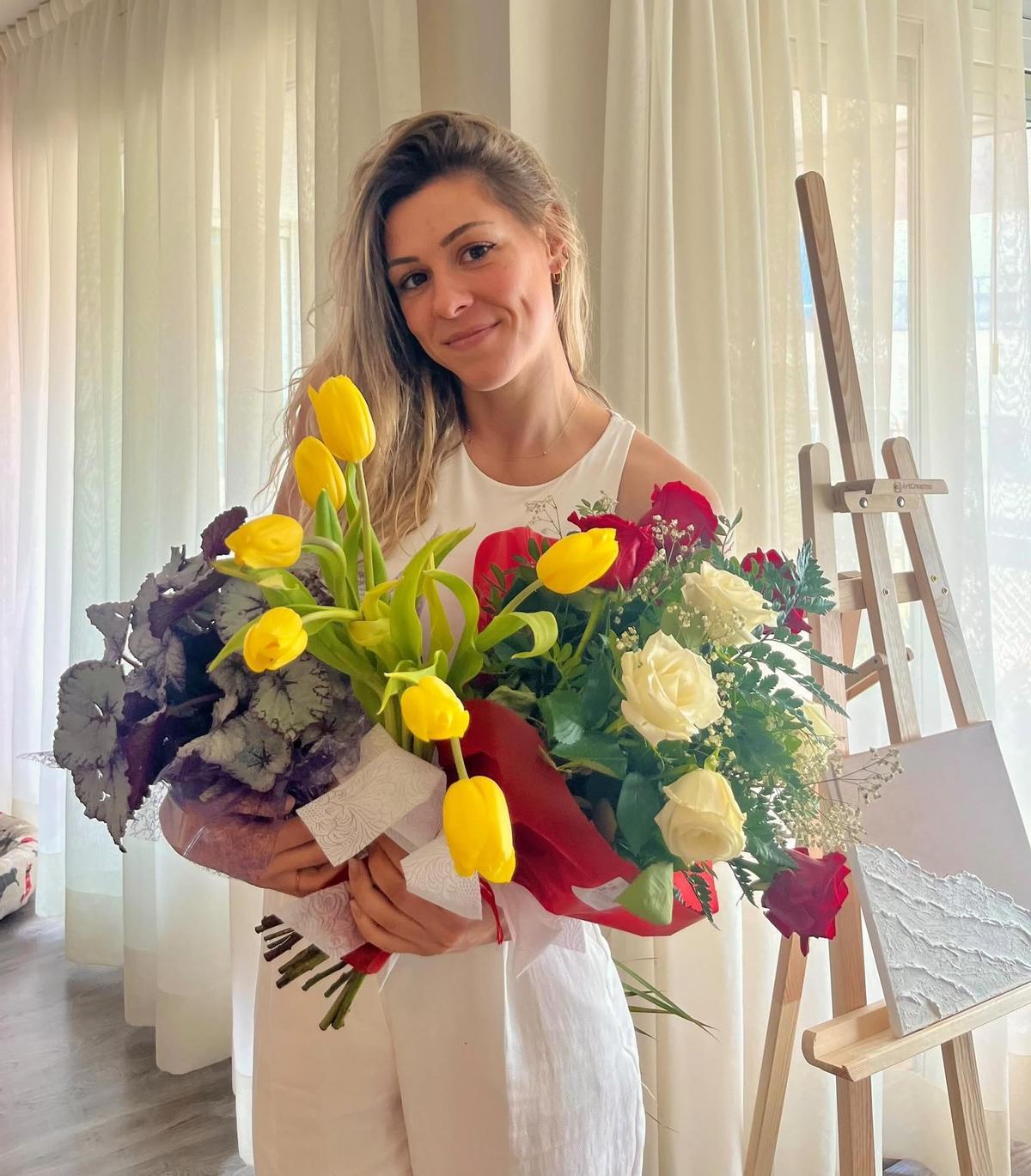 La artista Gina Castellano y su obra 'Mareas'