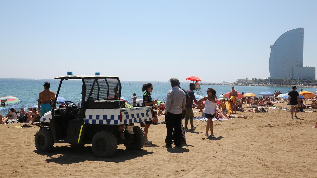 La Guardia Urbana de Barcelona patrulla las playas de la ciudad