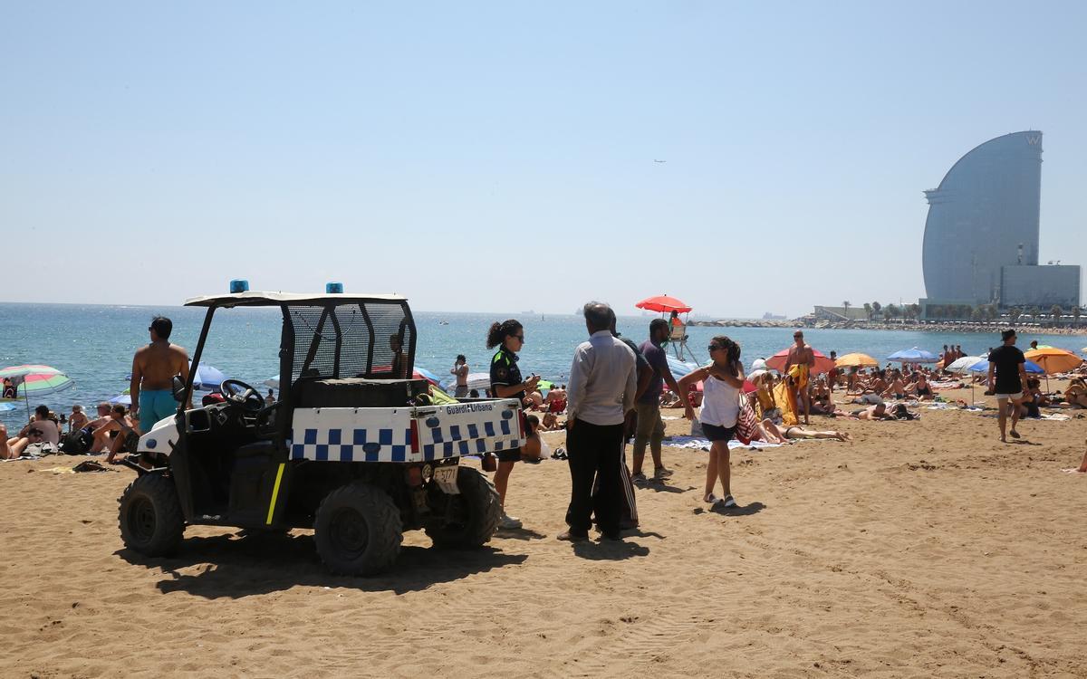 Uns 100 agents de la Guàrdia Urbana patrullaran per les platges de Barcelona aquest estiu