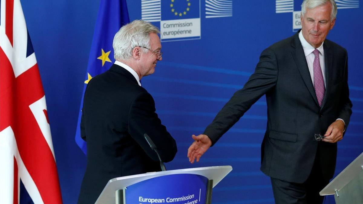 Michel Barnier (a la derecha) y David Davies, tras sus declaraciones en Bruselas, este lunes 28 de agosto.