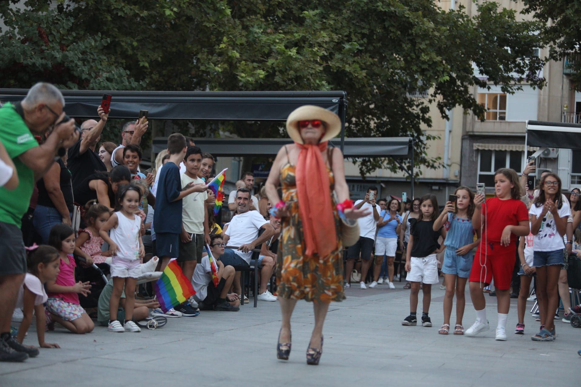 Orgullo Elche: carrera de tacones en Elche