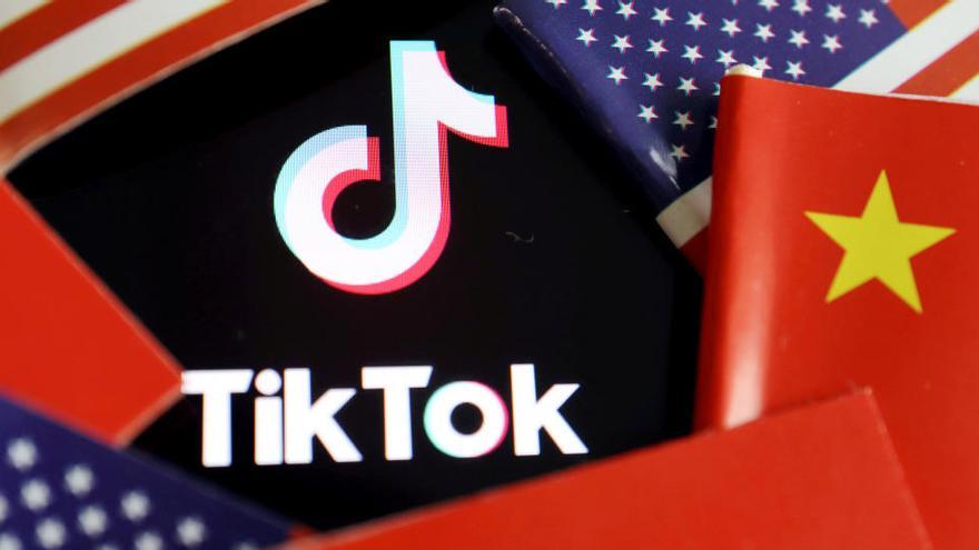 El logo de Tik Tok entre banderes de la Xina i Estats Units