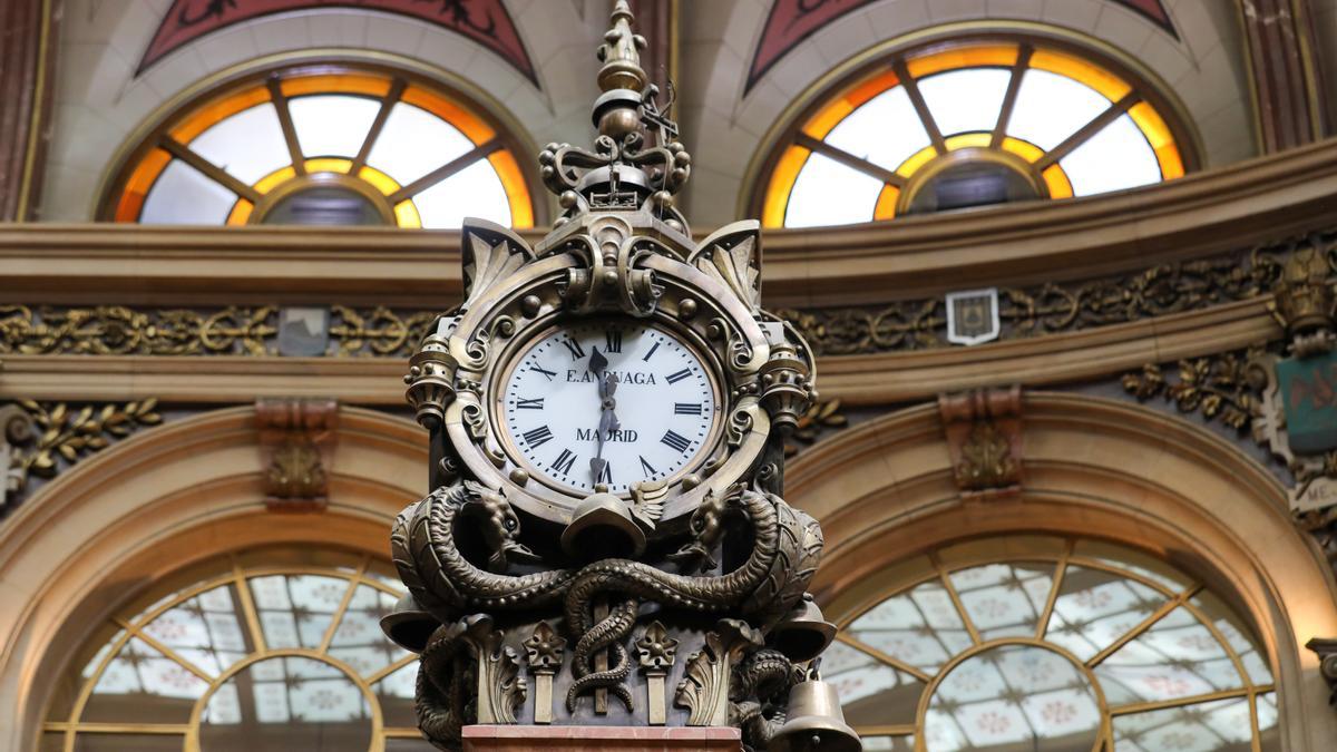 El reloj de la bolsa de 4 esferas, en el Palacio de la Bolsa de Madrid, a 26 de mayo de 2022, en Madrid (España).