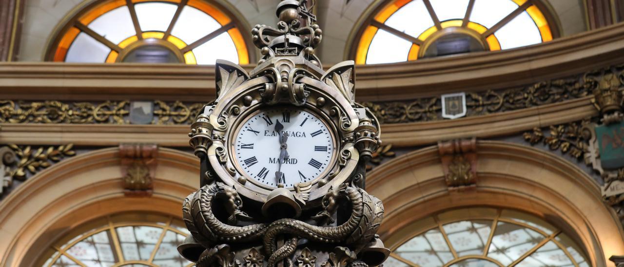 El reloj de la bolsa de 4 esferas, en el Palacio de la Bolsa de Madrid, a 26 de mayo de 2022, en Madrid (España).