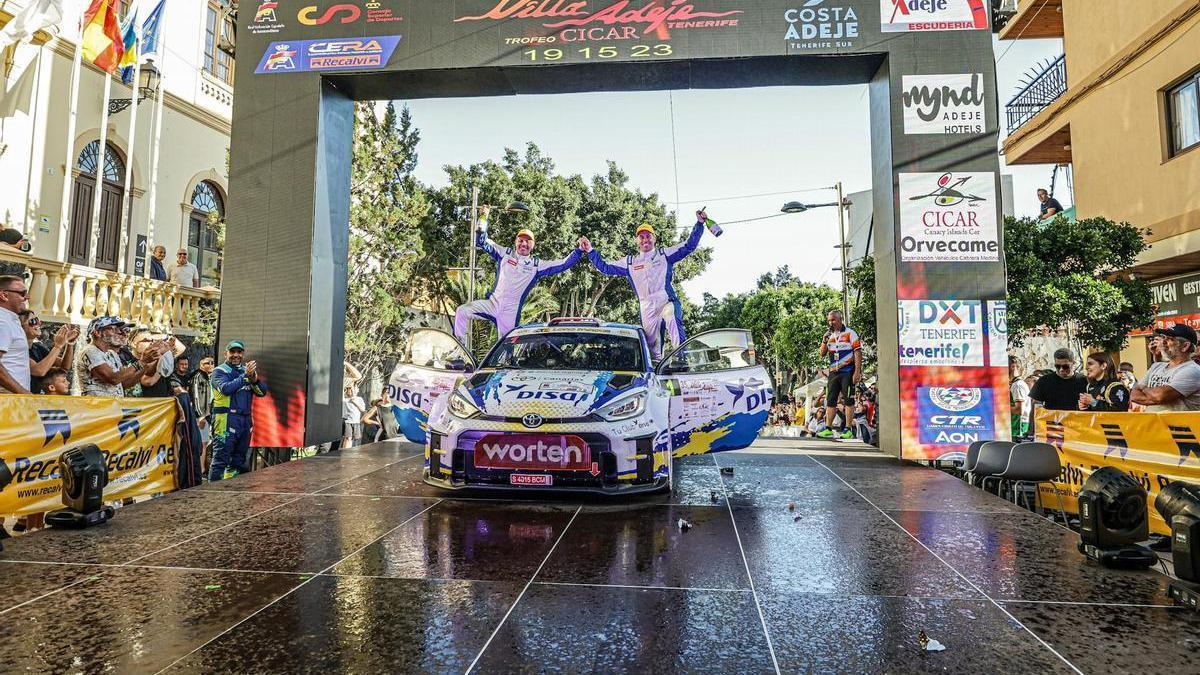 Yeray Mújica y Enrique Cruz celebran su victoria en el Rallye Internacional Villa de Adeje Tenerife Trofeo Cicar.