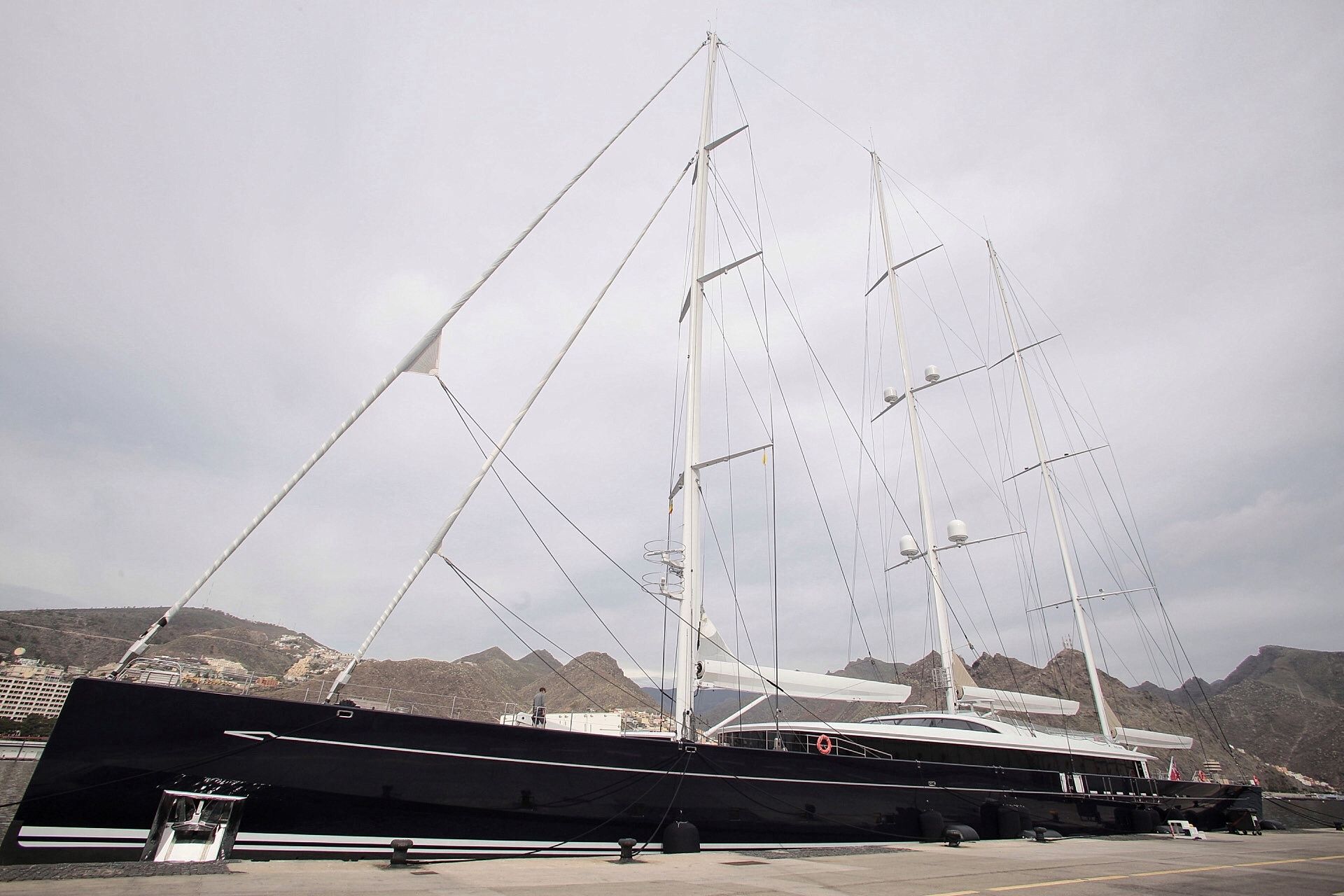 Llegada del barco Sea Eagle II al puerto de Santa Cruz de Tenerife.