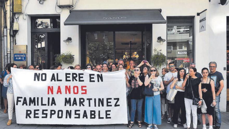 Protesta de empleados de Nanos ante una tienda.