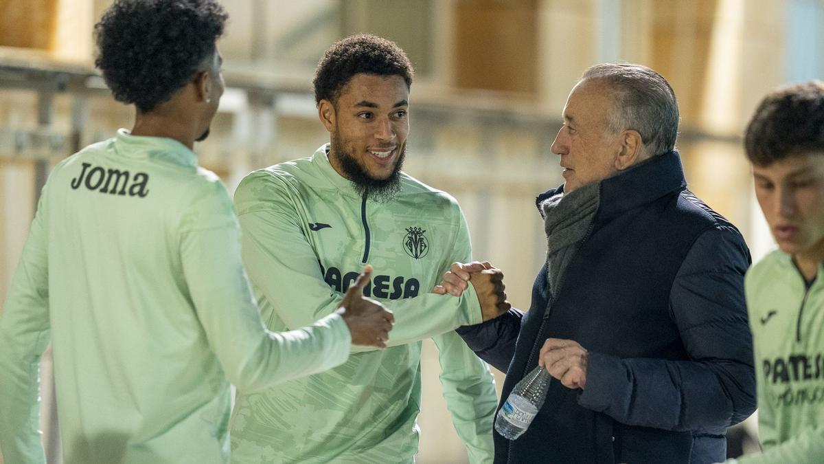 El presidente del Villarreal CF, Fernando Roig (d), este domingo saludando a Danjuma (c) y Mojica (i), antes de iniciarse el entrenamiento.