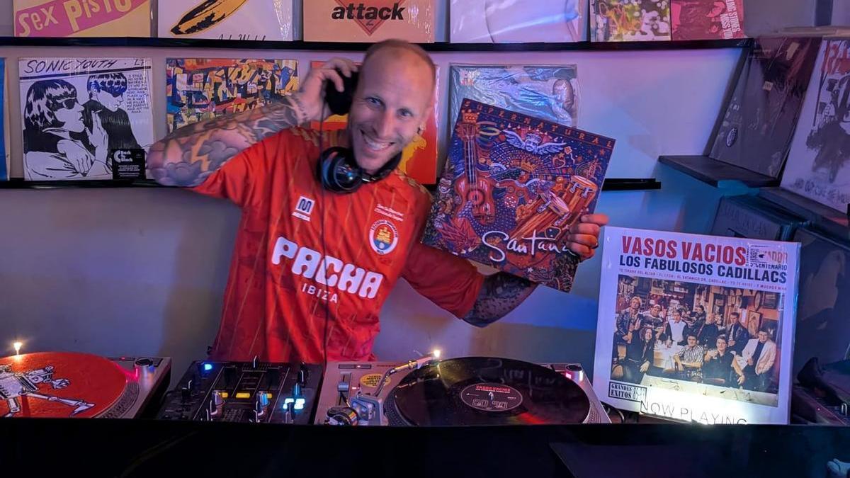 Sergio Fernández posa amb una camiseta de la SD Eivissa i diversos discs.