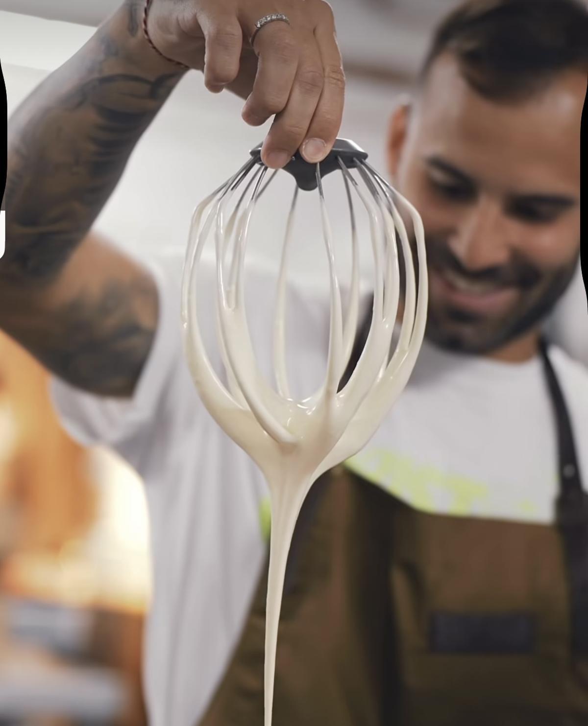 El Jesé pastelero, durante el vídeo promocional de Pastelerías Yeray Reyes.
