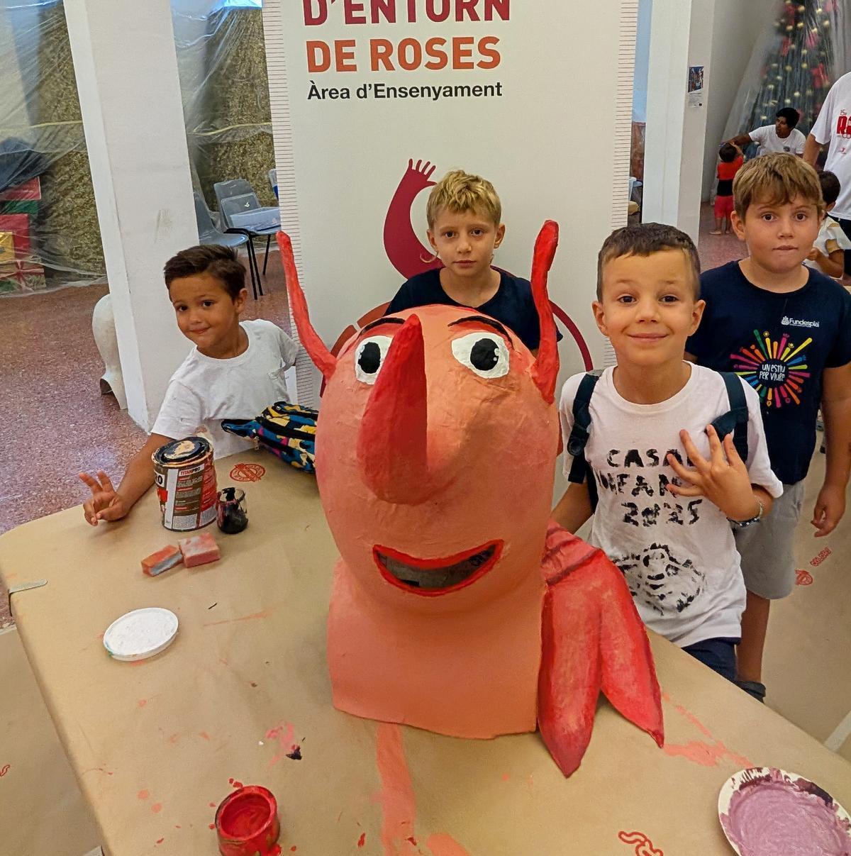 El capgrós que representa la gamba amb alguns dels seus petits creadors.