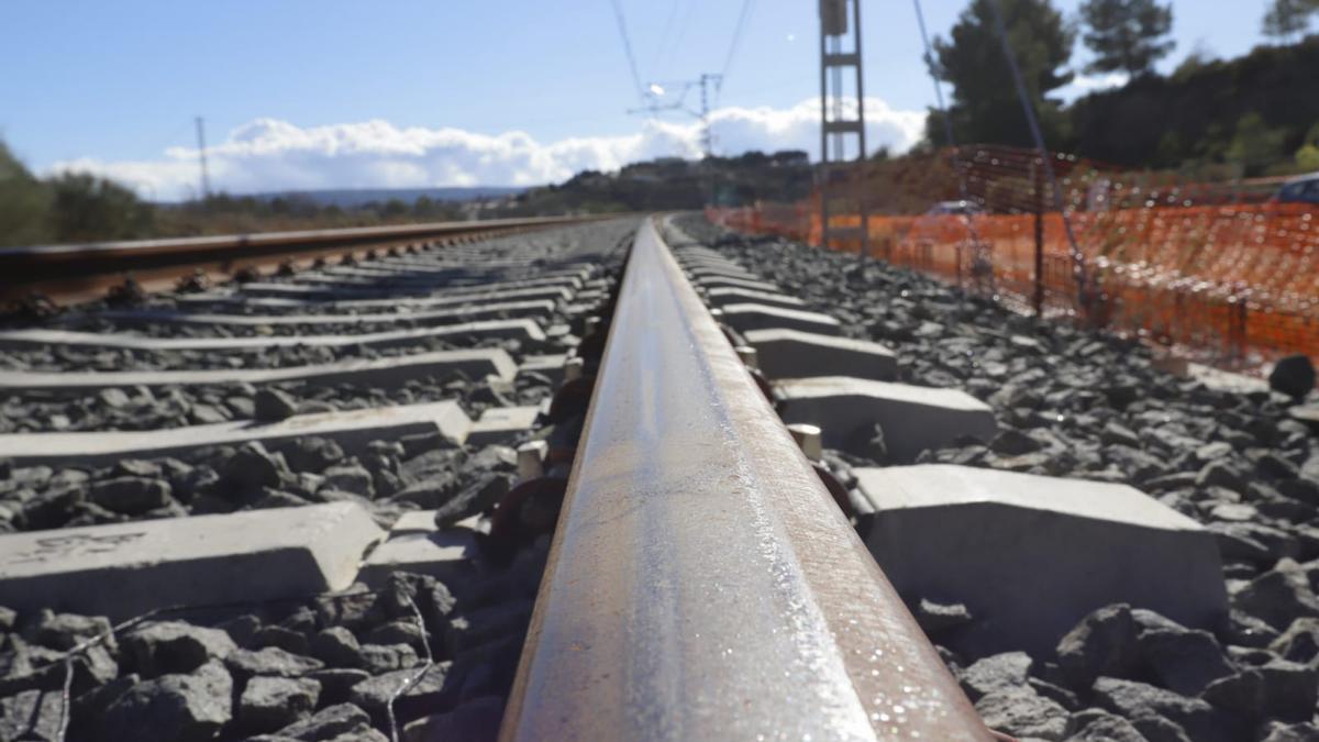 Imágenes de las vías por donde circularán los trenes entre Villena y Xátiva