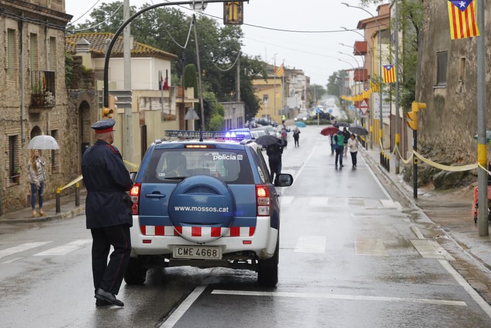 Mig miler de persones desafien el feixisme i la pluja a Verges