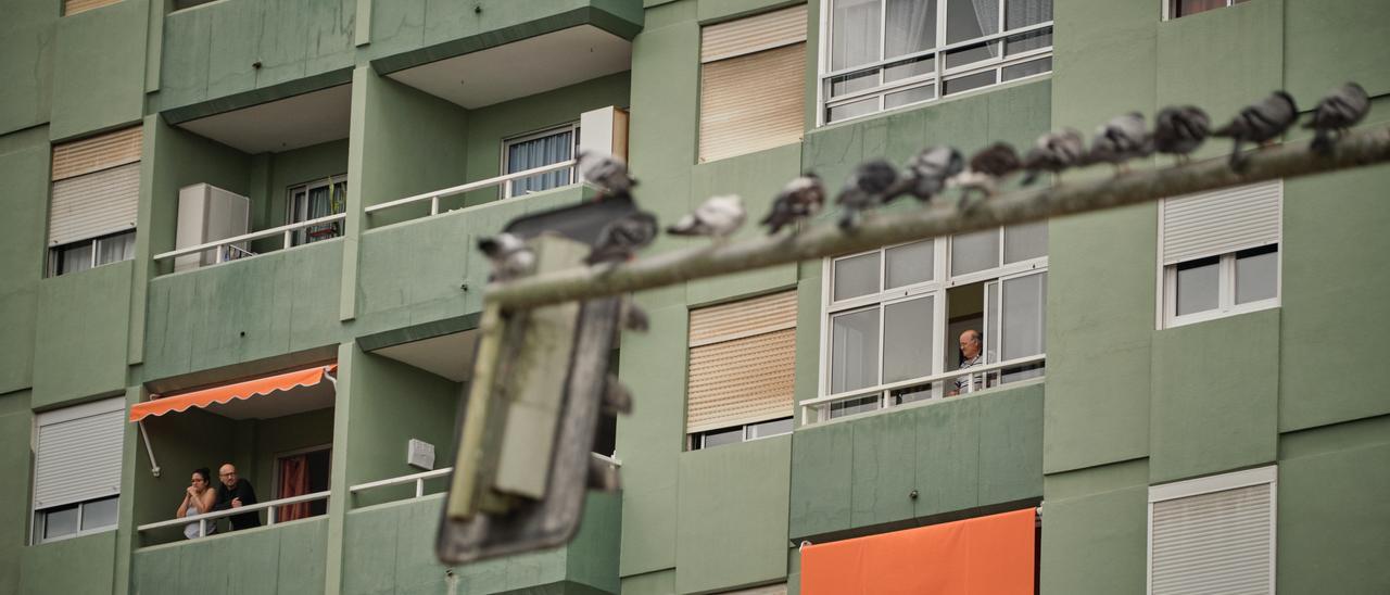 Varias personas se asoman a sus balcones durante el confinamiento de marzo de 2020.