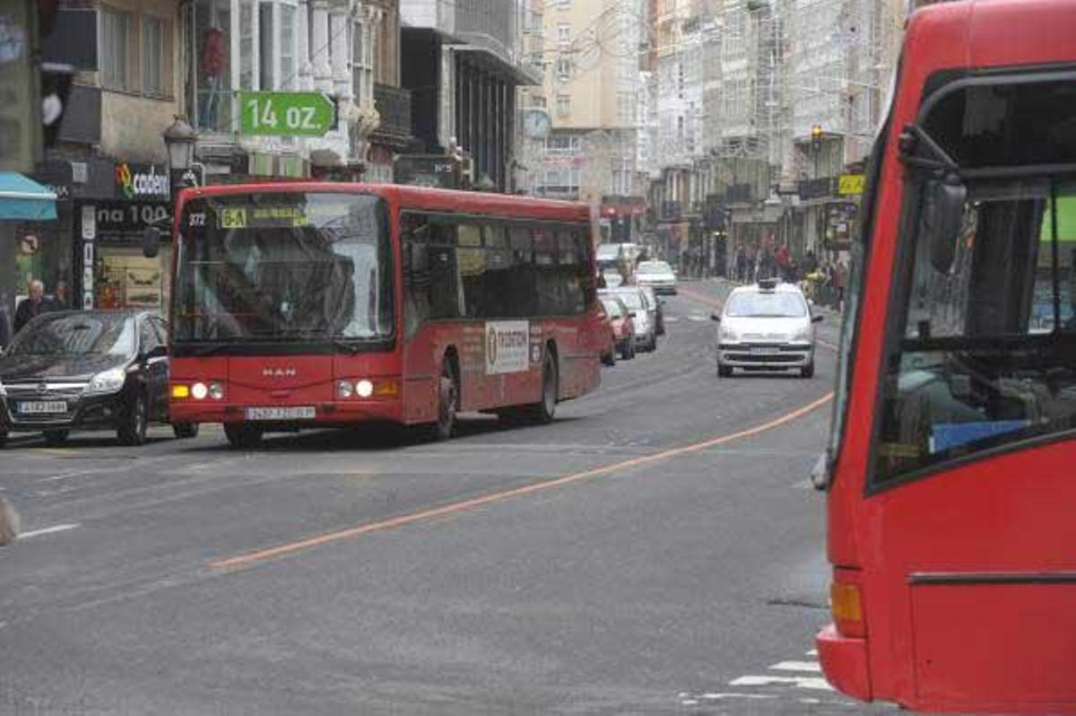 Autobuses urbanos en una calle de A Coruña. / Víctor Echave