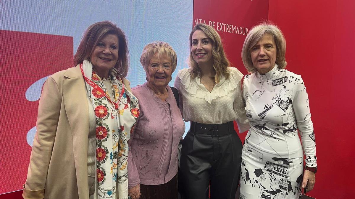 Isabel Mijares junto a la presidenta de la Junta, María Guardiola, en la última edición de Fitur.