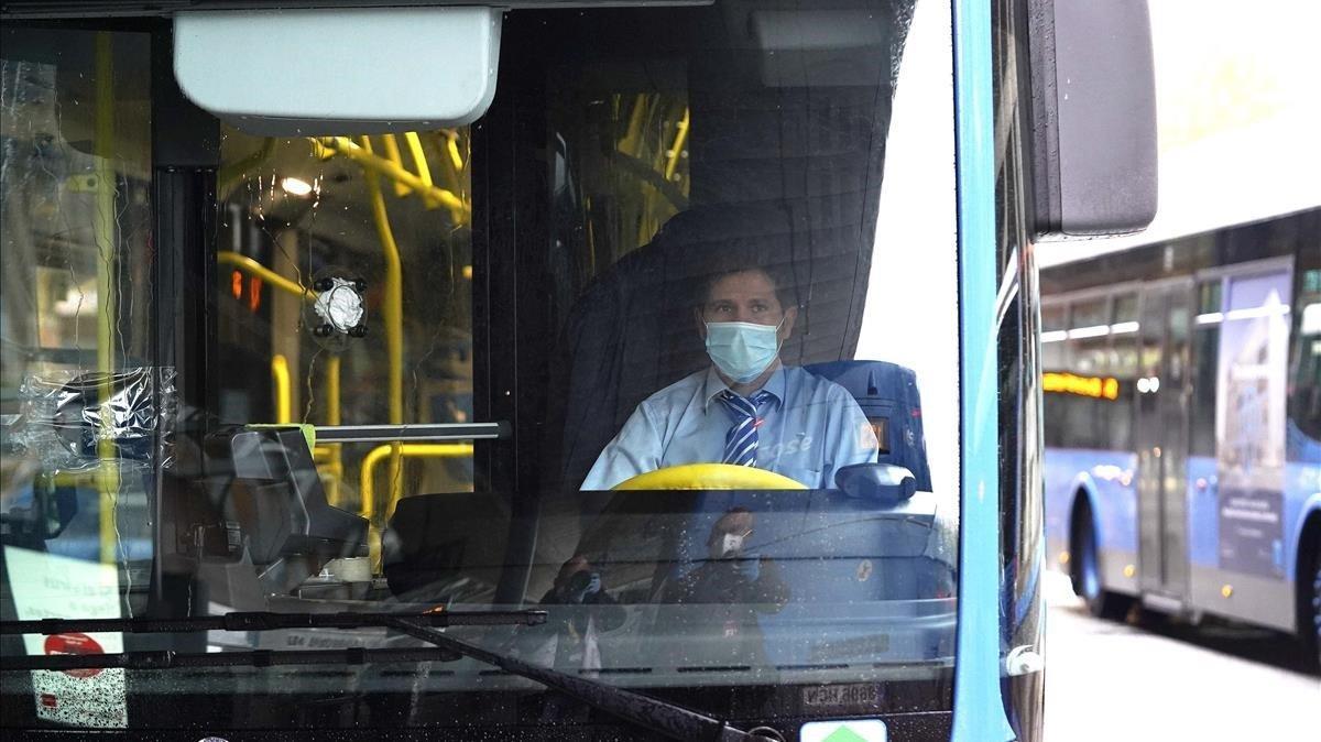 zentauroepp53112113 madrid  13 04 2020 sociedad  coronavirus     reparto de masc200413122852