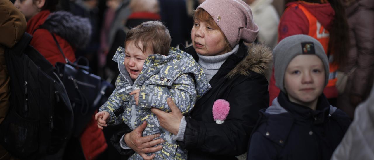Hasta un millón de refugiados han cruzado la frontera de Ucrania huyendo de las bombas.