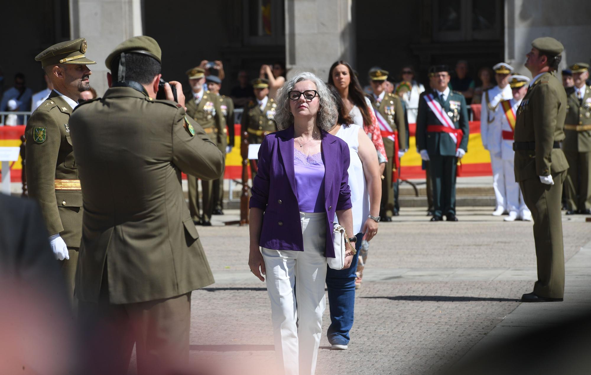 Una plaza de María Pita en rojo y gualda por la jura de bandera