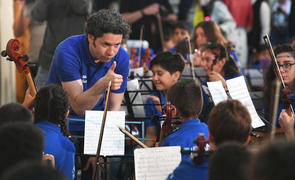 Gustavo Dudamel, con 200 niños músicos de A Coruña