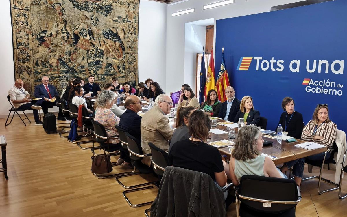 Reunión de la delegada del Gobierno, este martes, sobre el proceso de regularización