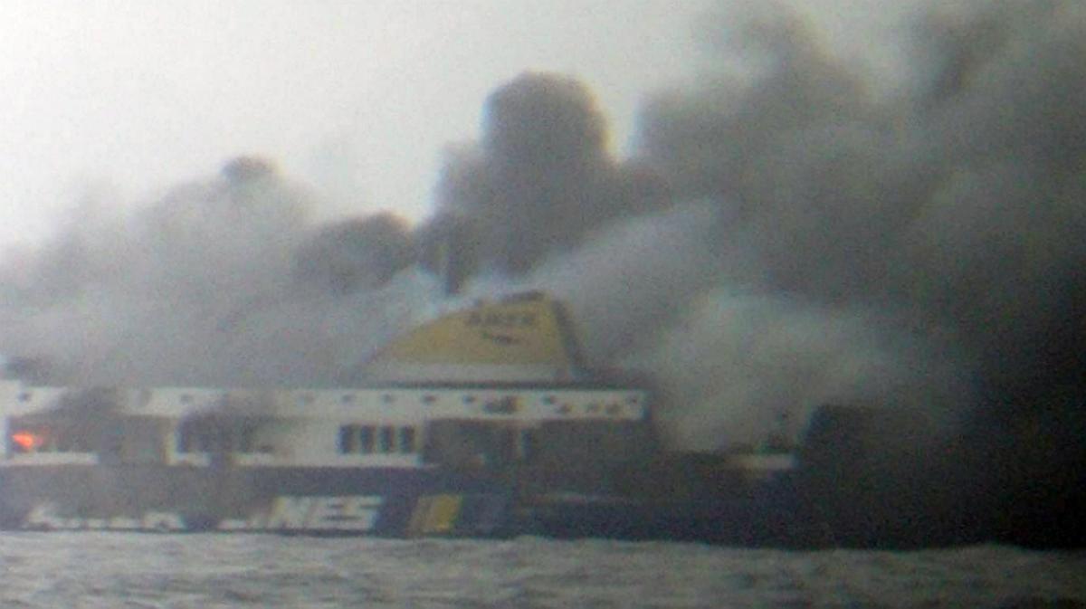 Imatges del rescat del ferri italià incendiat a Grècia.