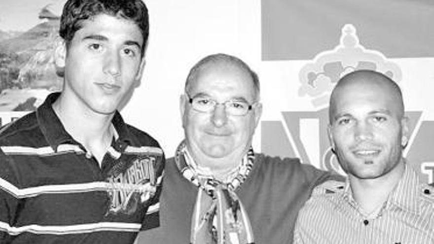 Antonio Gutiérrez, en el centro, con los jugadores José Ángel y Lora.