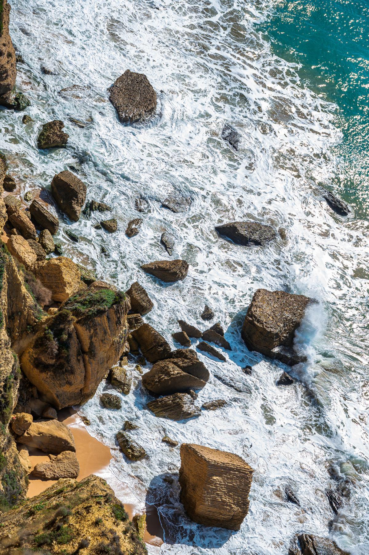 Costa rocosa atlántica cerca de Barbate