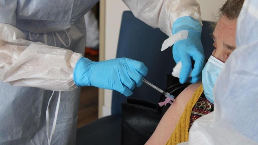 Comienza la vacunación para los grupos de personas dependientes en Almendralejo