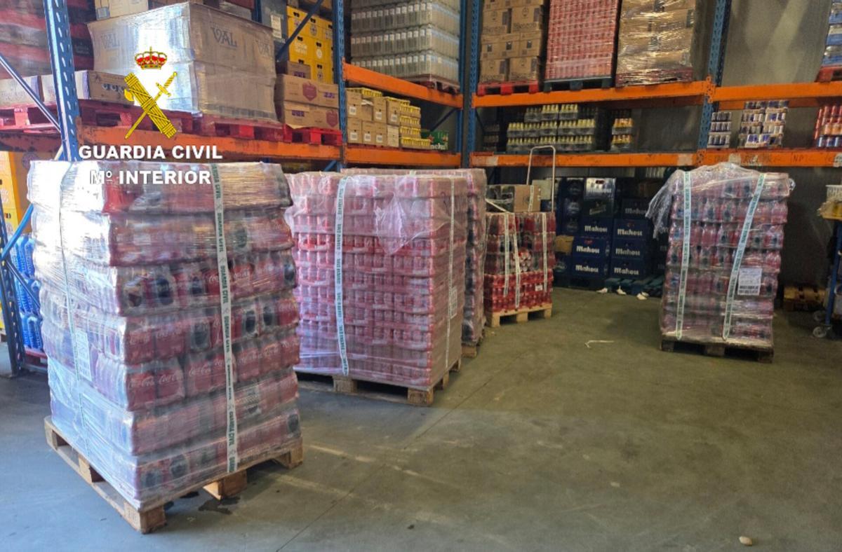 Palés comprobados antes de requisar bebidas en la empresa de Sanxenxo.