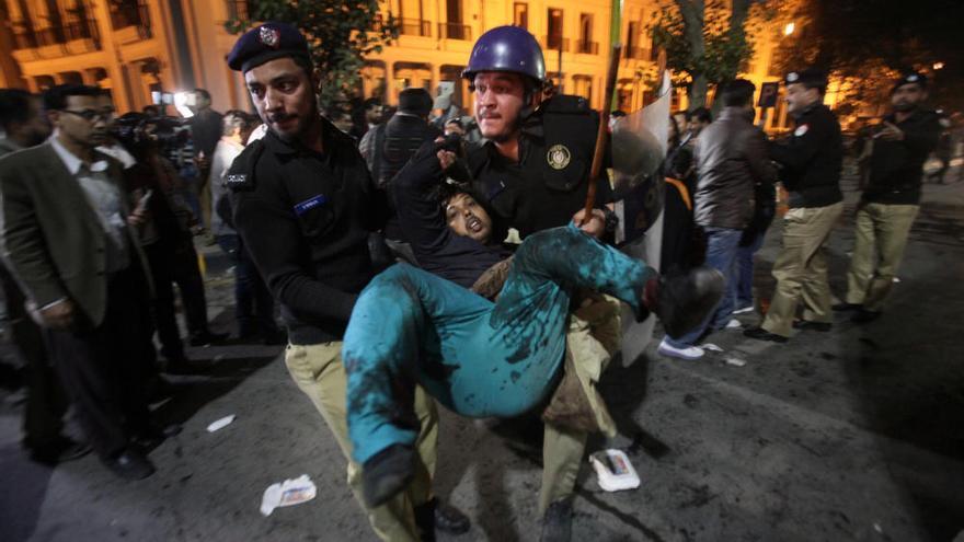 Atentado suicida durante una manifestación en Pakistán